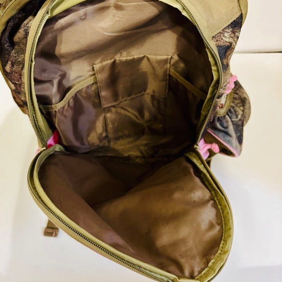 Women’s Realtree Fieldline Pro Series Backpack Camouflage With Light Pink Trim - Picture 8 of 9